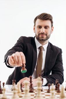 チェスの駒を持つ男性(白背景) チェスの駒を持つ男性(白背景) チェス,男性,30代の写真素材