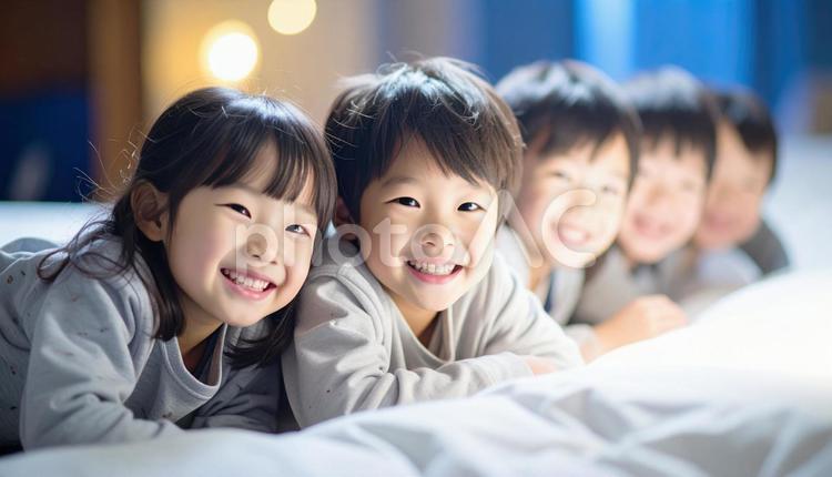 お泊り保育で一緒に眠る園児たち お泊り保育,お泊り会,子供の写真素材