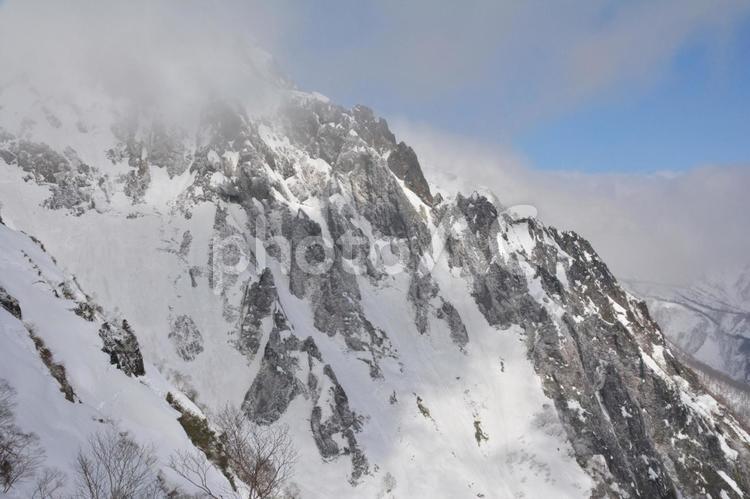 雪の西黒尾根から見た一の倉岳の岩壁 一ノ倉沢,一ノ倉岳,谷川岳の写真素材