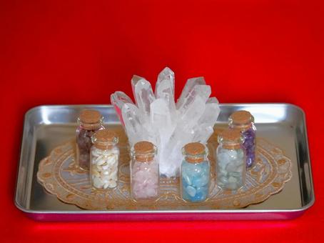 水晶クラスターに小瓶入りのさざれ石1 水晶クラスターに小瓶入りのさざれ石1 水晶,天然石,さざれ石の写真素材