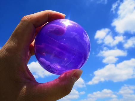 紫のカプセルと青空 紫のカプセルと青空 紫,パープル,青空の写真素材