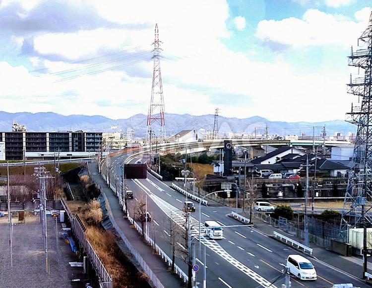 高層マンションが並ぶ街並み マンション,高層マンション,跨道橋の写真素材