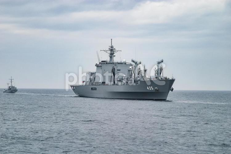 航行する海上自衛隊の補給艦ましゅう 海上自衛隊,自衛隊,ミリタリーの写真素材