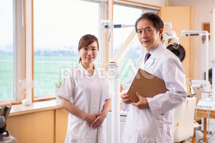 男性医師と看護師 歯科助手,歯科衛生士,歯科医の写真素材