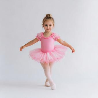 夢見るバレリーナ:優雅なポーズをとる少女 夢見るバレリーナ:優雅なポーズをとる少女の写真
