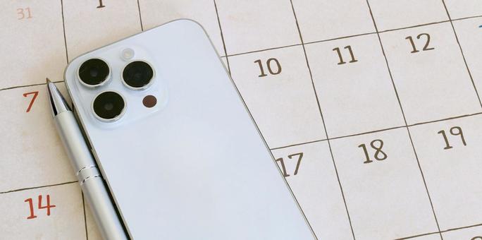 カレンダーとスマホ シフト スケジュール カレンダーとスマホ シフト スケジュールの写真