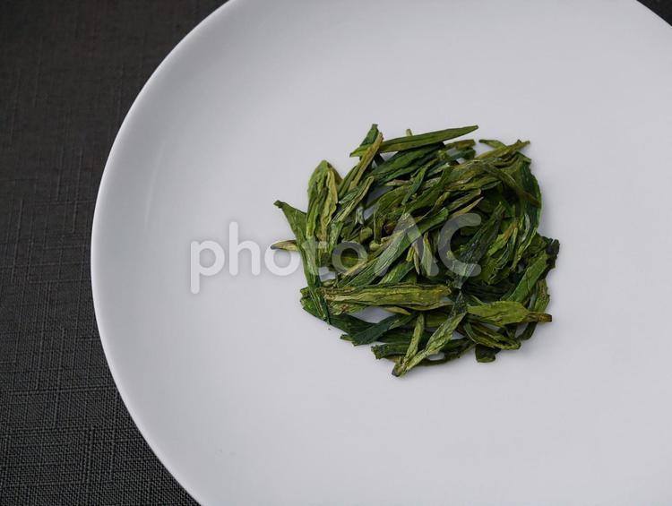 中国の龍井茶の茶葉と白い皿（ロンジン茶） 龍井茶,ロンジン茶,中国茶の写真素材