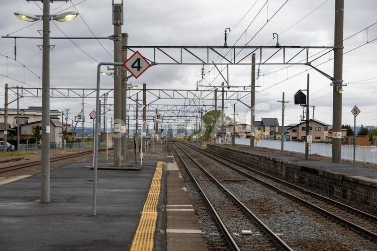川部駅ホームとまっすぐ伸びる線路と架線 川部駅,鉄道,まっすぐの写真素材