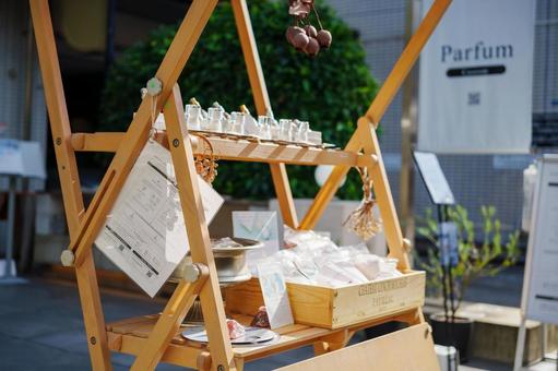 軒先で販売されている商品とラック 軒先で販売されている商品とラックの写真