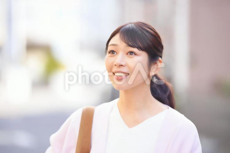遠くを見る横顔 女性,主婦,笑顔の写真素材