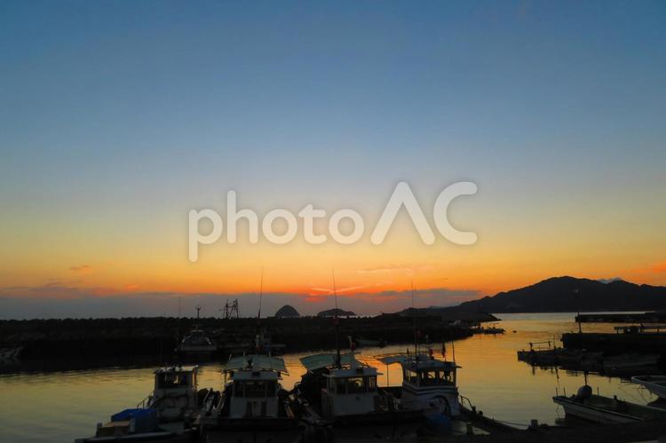 １０月上旬のさぬき市鶴羽漁港からの瀬戸内海の朝焼け 背景,朝焼け,たそがれの写真素材