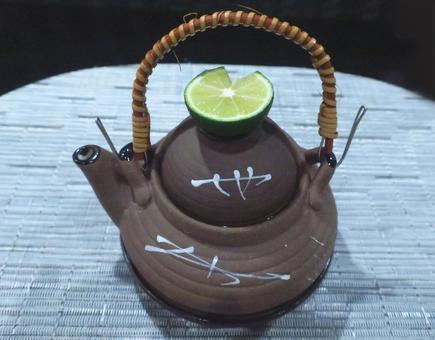 土瓶蒸し まだ蓋を開けていない 土瓶蒸し まだ蓋を開けていない 土瓶蒸し,すだち,土瓶の写真素材
