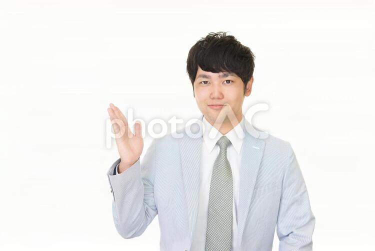 案内する笑顔のビジネスマン 男性,ビジネスマン,男の写真素材