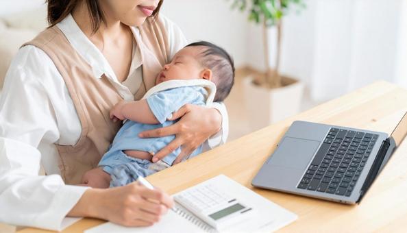 教育費 眠る日本人の赤ちゃんと電卓 教育費 眠る日本人の赤ちゃんと電卓の写真