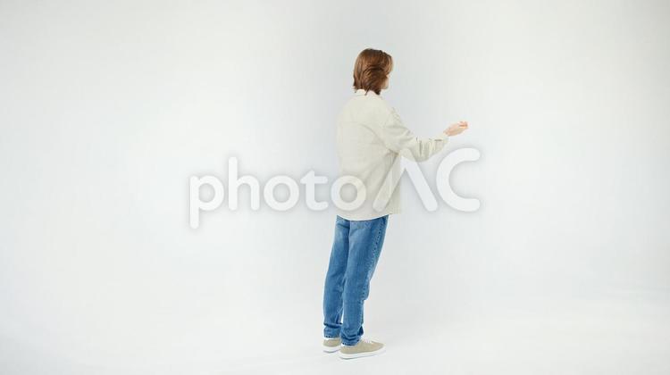 右手を出す横向きの男性 男性,ポーズ,立つの写真素材