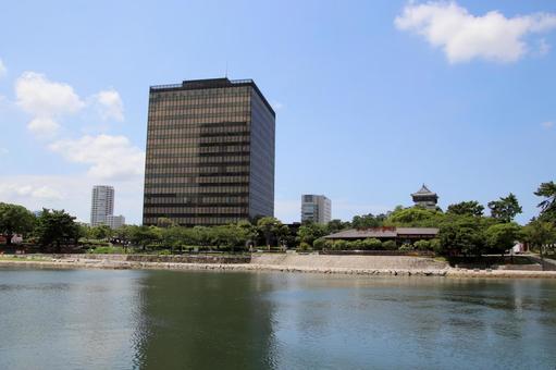 北九州市役所と小倉城、 北九州市役所と小倉城、 北九州市,北九州市役所,小倉北区の写真素材
