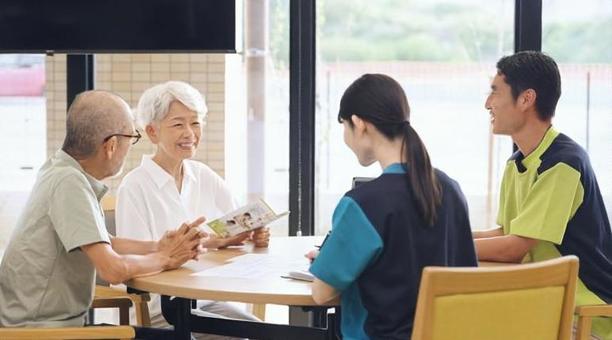 介護施設の説明を受けるアジア人高齢者 高齢者,介護施設,説明の写真素材