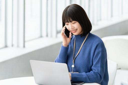 スマホで話す若い女性・ビジネスウーマン スマホで話す若い女性・ビジネスウーマン 女性,スマホ,スマートフォンの写真素材