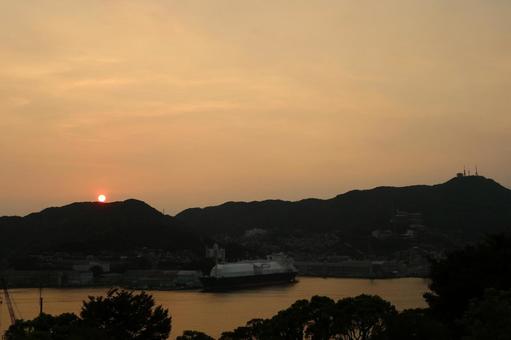 夕焼けの港と大型船 夕日,夕焼け,夕暮れの写真素材