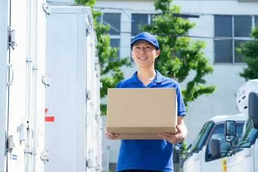 荷物を運ぶミドルのトラックドライバー 荷物を運ぶミドルのトラックドライバー ドライバー,トラック,運転手の写真素材