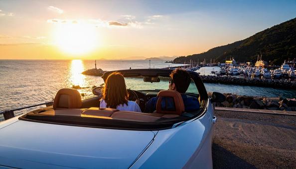 海が見える埠頭に止められたオープンカー 海が見える埠頭に止められたオープンカーの写真