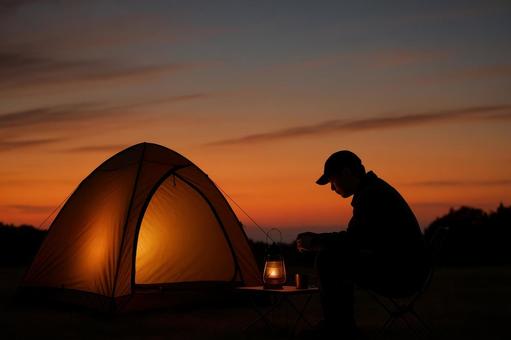 夕暮れ時のソロキャンプ風景 夕暮れ時のソロキャンプ風景の写真