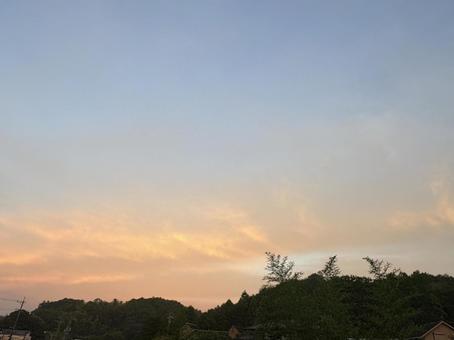 柔らかな夕暮れ空と山並み 夕焼け,空,山並みの写真素材