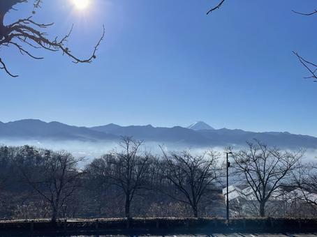 太陽と富士山の写真