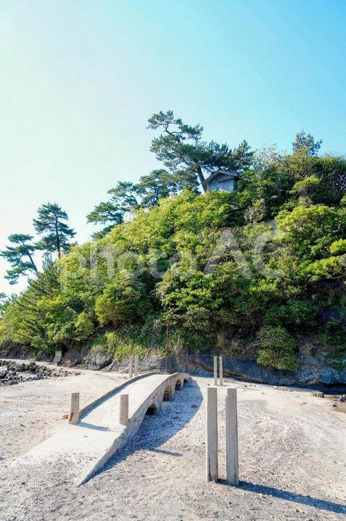松江美保関・惣津海岸の明島神社 美保関,明島神社,惣津海岸の写真素材