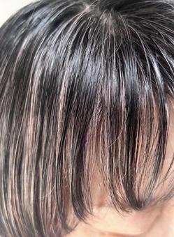 セルフの白髪染めして、まだ少し白髪交じり セルフの白髪染めして、まだ少し白髪交じり 白髪染め,毛染め,カラートリートメントの写真素材