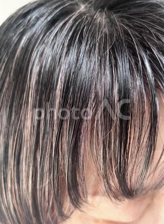 セルフの白髪染めして、まだ少し白髪交じり 白髪染め,毛染め,カラートリートメントの写真素材