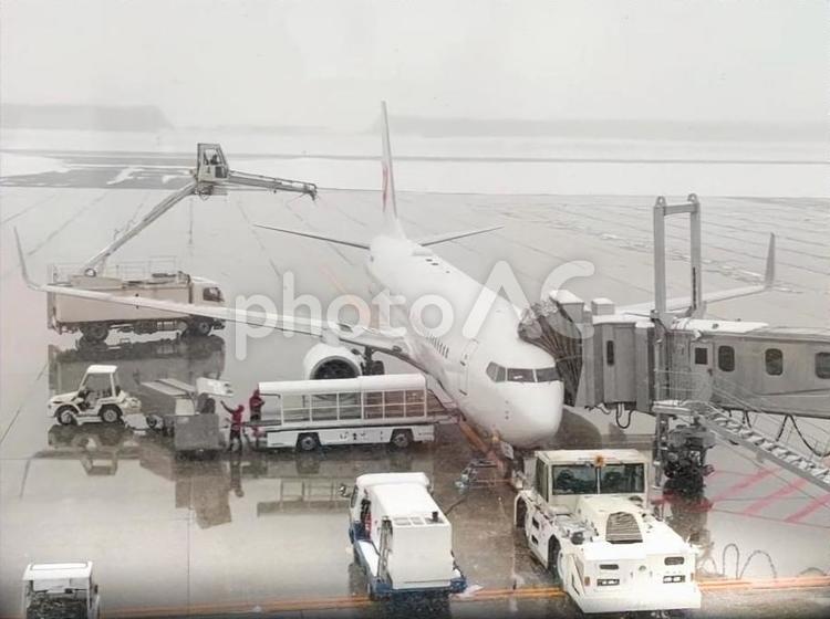 北海道　融雪作業中の飛行機 融雪作業,飛行機,ジェット機の写真素材