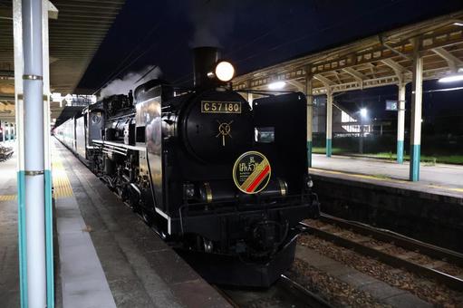 蒸気機関車 SLばんえつ物語2 新津駅 蒸気機関車 SLばんえつ物語2 新津駅 slばんえつ物語,sl,ばんえつ物語の写真素材