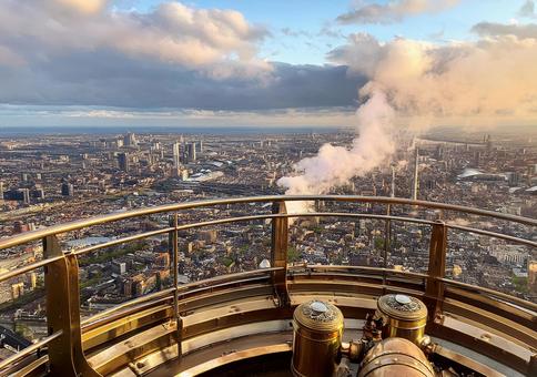展望デッキから望む都市の夕景の写真