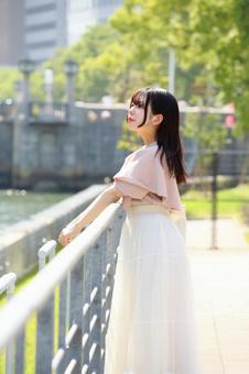 川沿いで景色を眺める女性 川沿いで景色を眺める女性 女性,若い,20代の写真素材