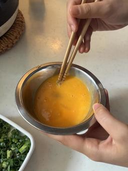 キッチンでたまごをとく手元の様子 卵,溶き卵,たまご料理の写真素材