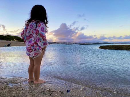 浅瀬で遊ぶ子供 中城モール,夕暮れ,サンセットの写真素材