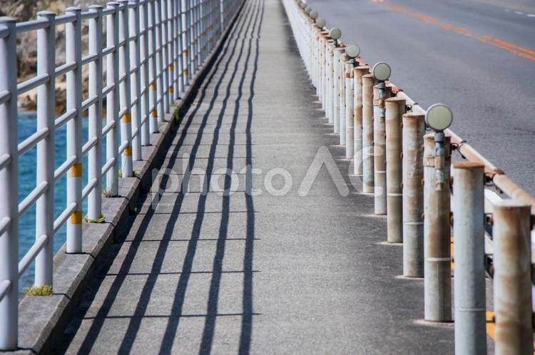 瀬戸内海の海岸線と歩道 ガードレール,景色,手すりの写真素材