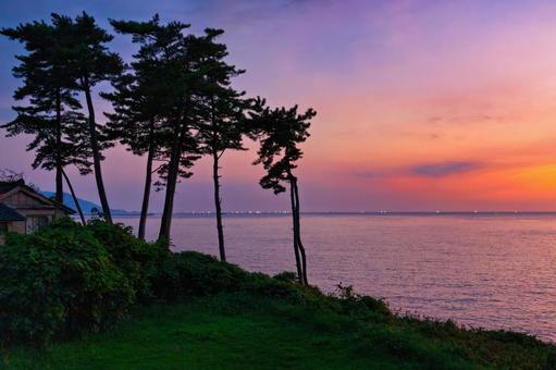 高見順が愛した荒磯、夕焼けに染まる日本海 高見順が愛した荒磯、夕焼けに染まる日本海 荒磯,海,日本海の写真素材