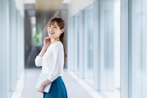 オフィスで働く若いビジネスウーマン オフィスで働く若いビジネスウーマン ビジネスウーマン,ビジネス,オフィスの写真素材
