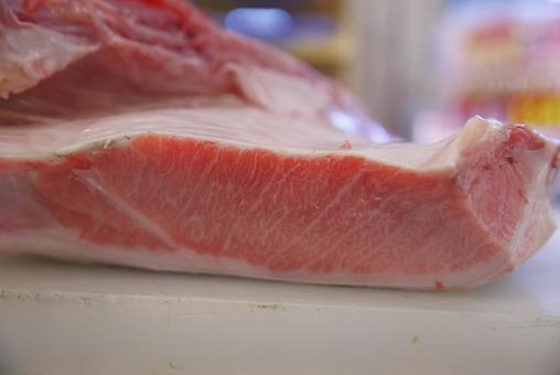 脂がのって美味しそうな本マグロの切り身 脂がのって美味しそうな本マグロの切り身 マグロ,本まぐろ,鮪の写真素材