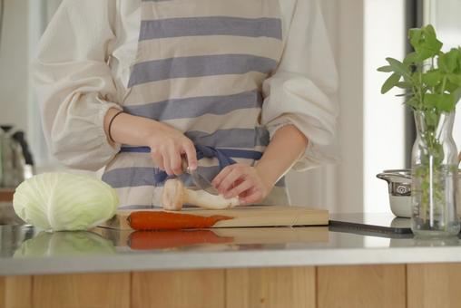 キッチンで料理をする若い女性 キッチンで料理をする若い女性 料理,クッキング,キッチンの写真素材