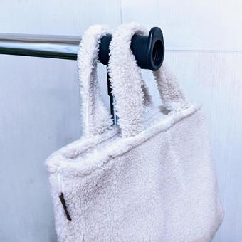 ハンガーに掛けている白いバッグ ハンガー,ポール,白いの写真素材