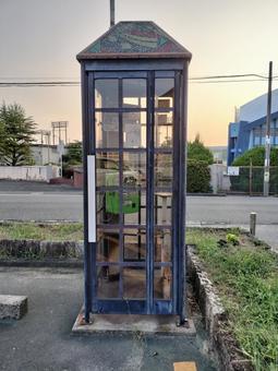 懐かしい緑の公衆電話ボックス 懐かしい緑の公衆電話ボックス 緑,電話,屋外の写真素材