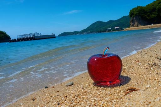 浜辺に流れ着いたガラスのリンゴの写真
