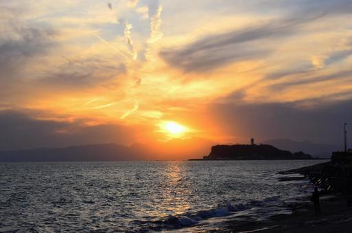 江ノ島と夕焼けをバックにの写真
