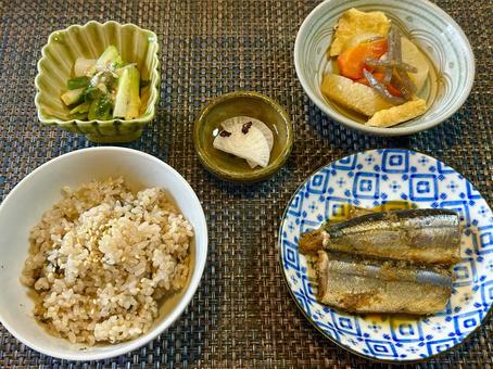 家庭料理で味玄米ご飯とサンマの煮物(横 家庭料理で味玄米ご飯とサンマの煮物(横 サンマ,魚,煮魚の写真素材