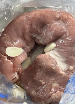 豚ひれ肉に下味をつけているところ 豚肉,肉,ひれ肉の写真素材