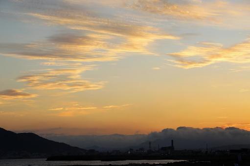オレンジ色に輝く函館の真夏の空 オレンジ色に輝く函館の真夏の空 空,夕日,夕焼けの写真素材