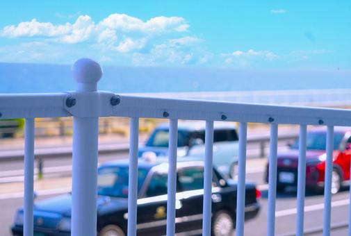 シーサイドロードのタクシー(ボカシ) シーサイドロードのタクシー(ボカシ) タクシー,海,車の写真素材